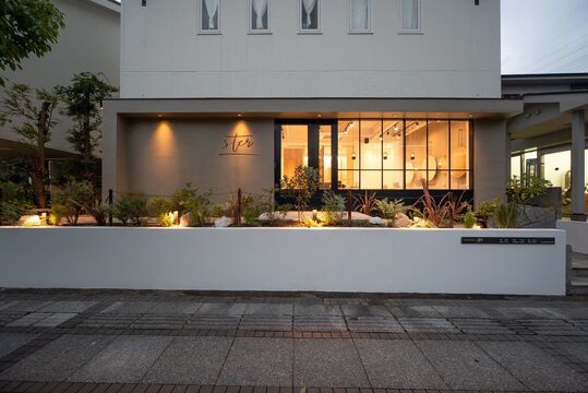 【和泉中央】≪社会保険完備≫≪月給21万円≫≪最短1年半デビュー≫≪月8,9日休み≫営業時間内のレッスン可能なので効率よく学べます！和気あいあいとした雰囲気のサロンです！「Ster.（ステラ）」からアシスタント（美容師）の求人☆★☆