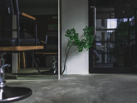 【三ノ宮】≪営業中レッスンOK≫≪社会保険完備≫≪月8日休み≫レッスン後でも21時には退勤OK！デビューまでは2年を予定しているため、早期デビューを目指している方に必見です！！「211（ニーイチイチ）」からアシスタント（美容師）の求人★☆