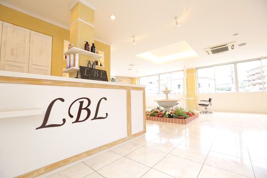 【千代田】≪月給25万円以上≫≪完全週休2日≫≪平均18:00退社OK≫プライベートも充実させながらやりがいもって働ける環境が魅力。“南プロバンス”をテーマにした“LBL(エルビーエル)”からスタイリスト（美容師）の求人☆★