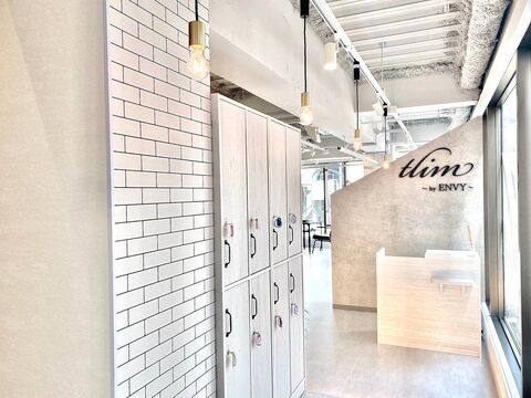 【三宮】≪指名50~55％／フリー40～45％の高還元率≫≪1日12000円保証あり≫抜群の集客と独自のシステムで若いお客様から圧倒的な支持を得ている人気サロン！自由な社風なので勤務日数などもライフスタイルに合わせ働けます「tlim by ENVY（トリムバイエンヴィー）」からスタイリスト（美容師）の求人☆★