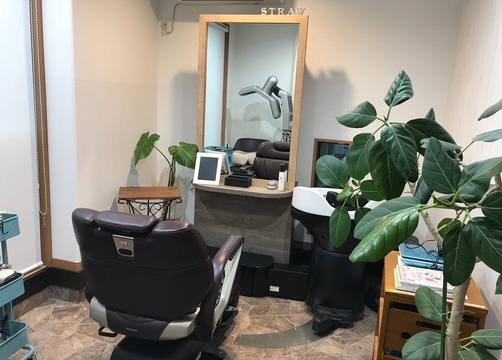 【新守山】≪月給30万円以上≫≪完全週休2日制≫≪前職の給与保証あり≫≪住宅手当あり≫メンズに特化したフェードカットやバーバースタイルが人気のサロン！メンズ施術に徹底的にこだわったおしゃれなサロンです！「STRAW HAIR（ストローヘアー）」からスタイリスト（美容師・理容師）の求人★☆