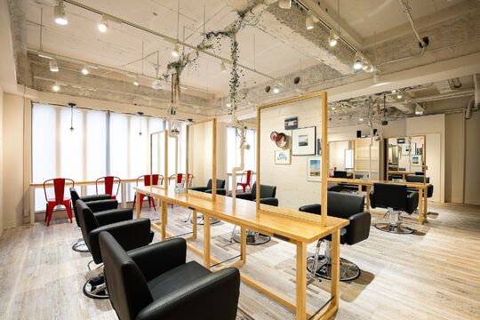 【難波】■最低保障25万円あり■休みや勤務時間は相談ください！洗練された空間に贅沢なフルフラット式シャンプー台も完備！正社員も選択可能な「MOU（ムウ）」からスタイリスト（美容師）の求人☆★