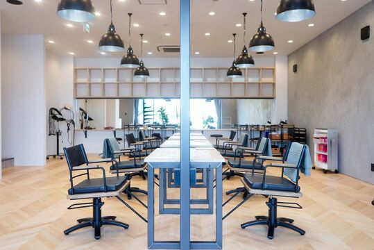 【北長岡】◆19時退勤可能・残業手当あり・月8日休み・有給休暇あり・社会保険完備◆入客チャンスも豊富！スキルアップできる環境をたくさん整えています！エリア高水準な労働環境があります「LUVISM 長岡店（ラヴィズムナガオカテン）」よりスタイリスト（美容師）の求人☆★