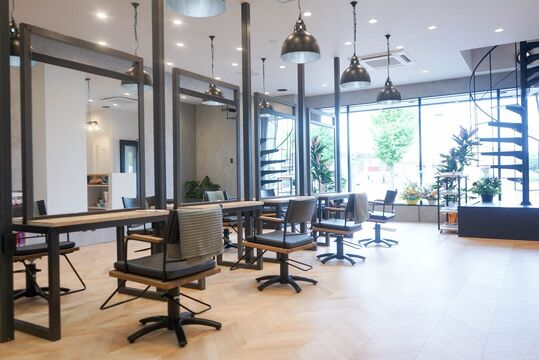 【北長岡】◆19時退勤可能・残業手当あり・月8日休み・有給休暇あり・社会保険完備◆美容師としてしっかりスキルアップできる環境をたくさん用意しています！エリア高水準な労働環境が人気「LUVISM 長岡店（ラヴィズムナガオカテン）」よりアシスタント（美容師）の求人☆★