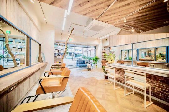 【吉塚】≪月8日休≫≪ファッション手当あり≫≪GW休暇あり≫入客チャンスあり！あなたのファンを増やすこの機会逃すわけにはいきませんよね！ メリハリをつけて楽しくお仕事しましょう♪幅広い世代に愛されるアットホームサロン「e.m.a hair design（エマヘアデザイン）」からスタイリスト（美容師）の求人☆☆