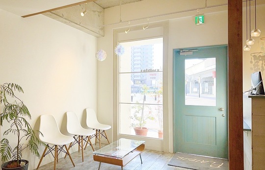 【三山木】≪社会保険完備≫≪目標達成手当あり≫≪19時台に退勤可能≫メリハリをつけたレッスン環境と、充実したお給料！学生さんからママさんまで、幅広いお客様から人気の「PLAISIR（プレジール）」からアシスタント（美容師）の求人★☆