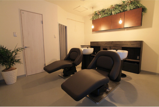 【阪急塚口】≪社会保険完備≫≪営業中レッスンOK≫≪やる気次第で最短1年デビュー可能≫平均20時には退勤出来るのでプライベートも充実出来る★地域密着型のオーガニックヘアサロン「LOCOCO organics label（ロココオーガニックレーベル）」からアシスタント（美容師）の求人☆★☆