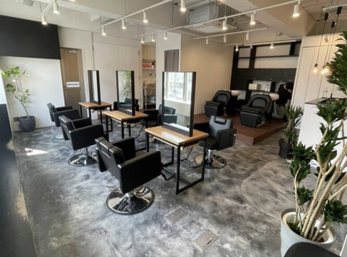 【京都駅前】≪メンズ特化サロン≫≪月8日休み≫≪最短1年でスタイリストデビュー可能≫≪社会保険完備≫他では味わえないツイスト系や波巻き等のトレンドスタイルを学べるサロン◎「B TECH by Zen（ビーテックバイゼン）」からアシスタント（美容師）の求人★☆