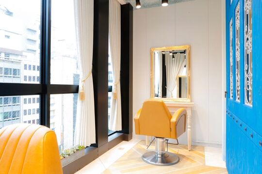 【名古屋駅】◆完全週休2日制・社会保険完備◆業界を牽引するトレンドサロン！他店に負けない技術を習得でき、且つ働きやすさもバッチリ！スタッフさんのやりたいを応援する「Lond jeloud（ロンドジュルード）」からアシスタント（美容師）の求人☆★