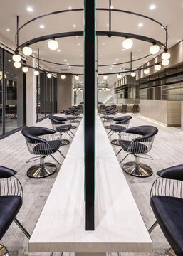 【岐阜駅】◆完全週休2日制◆社会保険完備◆業界を牽引する大人気トレンドサロンです！他店に負けない技術を習得でき、且つ働きやすさもバッチリ！スタッフさんのやりたいを応援する社風です！働きやすい待遇がオススメ！「Lond Luna 岐阜（ロンドルーナギフ）」からアシスタント（美容師）の求人☆★