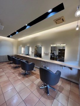 【赤坂】≪第3日曜日定休≫≪ブランクありでもOK≫退勤時間も早くプライベートも充実！！育児に理解があるので学校行事の参加も相談OK！！アットホームなヘアサロン「amie hair make（アミエ ヘア メイク）」からスタイリスト（美容師）の求人☆☆