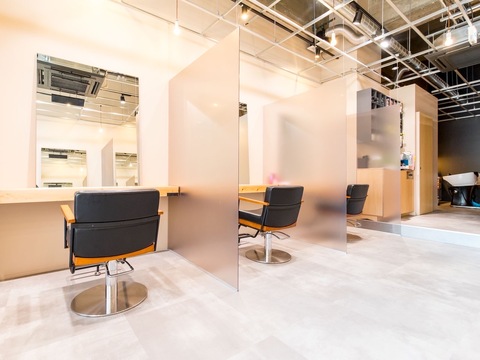 【箕面船場阪大前】≪月給28万円〜≫≪土日休み可能≫≪完全週休2日制≫半個室サロン！入客チャンスも多数！20時までに退勤も出来る為プライベートの時間も作りやすい！「LIBERTA L＋（リベルタエルプラス）」からスタイリスト（美容師）の求人☆★☆