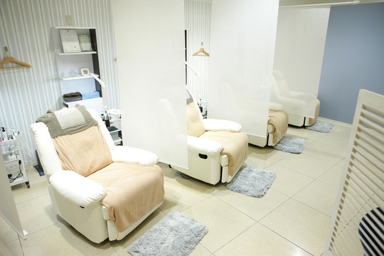 【近鉄四日市】≪社会保険完備・残業ほとんどナシ≫自社スクールを運営しているので、未経験者でも安心の研修制度！モデル集めサポートもあります！休日休暇もしっかりとれる「TSUYAMEKI 近鉄四日市店（ツヤメキキンテツヨッカイチテン）」からアイリスト（まつげエクステ・まつげパーマ・アイブロウ）の求人☆☆