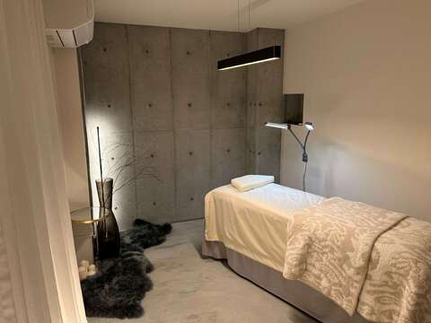 【明石駅】≪髪色ネイル自由≫≪そのまま外出できるくらいオシャレな制服≫≪極端なシフトカットなし≫完全個室でお客様ひとりひとりと丁寧に関われる！施術タイムもゆったりなので、ご自身の入客スタイルを崩さず活躍できる環境です！「L'ALLURE.（ラリュール）」からアイリスト（まつげエクステ・まつげパーマ）の求人☆☆