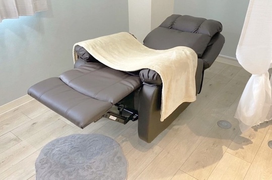 【江坂】≪月10日休み≫≪社会保険完備≫集客抜群で働きやすさ◎一人のお客様としっかり向き合える接客が人気！プライベートも仕事も充実できる幅広い技術が習得できるサロンです。「LOPI 江坂（ロピエサカ）」からアイリスト（まつげエクステ・まつげパーマ・アイブロウ）の求人☆☆