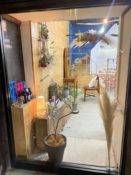 【中崎町】≪公休で日祝休みOK≫≪社会保険あり≫先輩たちの面倒見がよいので楽しく働けます！無理のないレッスンでちゃんとスタイリストデビューできますよ。「private salon AMILI（プライベートサロンアミリ）」からアシスタント（美容師）の求人☆★☆