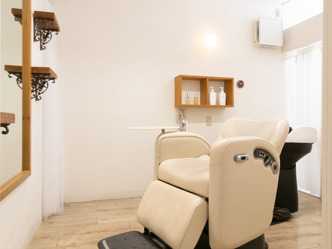 【岡本】≪完全週休2日≫≪土日祝休みの相談可能≫≪社会保険完備≫20時までに退勤可能など、仕事もプライベートも充実させたい方大募集！働きやすい環境がバッチリ整っています！女性専用サロン「couleur care&relaxation（クルールケアアンドリラクゼーション）」からスタイリスト（美容師）の求人☆☆