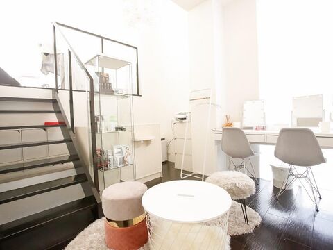 【西中島南方】≪完全週休2日≫≪土日祝休みの取得可能≫≪実働8時間≫≪社会保険完備≫メニュー豊富のため、得意な技術を活かして働けます！福利厚生バツグンのアイラッシュサロン「EYE.（アイドット）」からアイリスト（まつげエクステ・まつげパーマ・アイブロウ）の求人★☆★