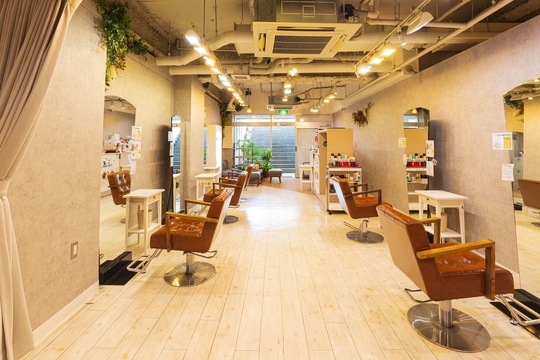 【学園前】≪完全週休2日制≫≪社会保険完備≫≪最短で2年以内でスタイリストデビュー≫スタッフ第一主義で面倒見の良いオーナーさんの下でしっかり成長していきましょう！スタッフとお客様へ、いつも感謝の気持ちを大切にしていくサロン「RAPT bis（ラプトビズ）」からアシスタント（美容師）の求人☆★