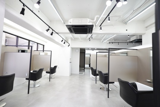 【JR西明石駅】≪マンツーマン施術≫≪月3万5000円分の歩合給保証あり≫≪産休育休取得実績あり≫≪土日休み取得可能≫平均価格1万4000円！またカットカラー2時間半枠のため、少ない入客数でもしっかり売上を作れる高単価サロン！「SEVENTH HEAVEN（セブンスヘブン）」からスタイリスト（美容師）の求人☆★