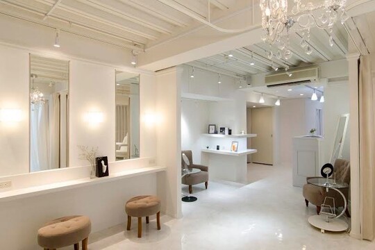 【麻布十番】≪自由出勤≫≪16時までの退勤可能≫≪土日休み、連休OK≫≪ママさん歓迎≫≪髪色ネイル自由≫ハイレベルな技術とデザイン力が身につく高単価サロン！ライフスタイルに合わせて働ける「Hills（ヒルズ）」からアイリスト（まつげエクステ・まつげパーマ・アイブロウ）の求人☆☆