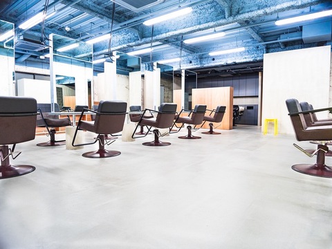 【江坂】≪薬剤が豊富で仕事がしやすい≫≪指名50%〜・フリー40%還元≫≪正社員登用制度あり≫1,2週ごとにシフトを決められるので予定が決めやすい！新しい商品も積極的に導入して、働きやすい職場を用意してくれる「ROWEN esaka（ローエンエサカ）」からスタイリスト（美容師）の求人☆★