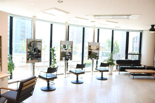 【JR八尾】≪社会保険完備＆完全週休二日制≫≪平均客単価約1万円≫フリーのお客様も多いので、入客チャンスあり！お客様としっかり関わっていけますよ。ダメージレスにこだわりを持つ「ANCHOR（アンカー）」からスタイリスト（美容師）の求人☆★☆