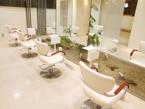 【二上】≪完全週休2日≫≪有給休暇あり≫≪土日休みも可≫≪社会保険完備≫お客様と長く寄り添っていけるお店です。退職金制度もある、スタッフさんのことを考えてくれる地域密着サロン！「Clema REGU（クレマレグ）」からスタイリスト（美容師）の求人！☆★☆