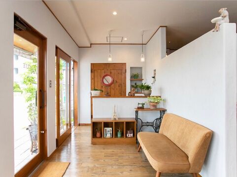 【大和西大寺】≪月給25万円～≫≪社会保険完備＆月8日休み≫平均退社17時台！希望者はアイラッシュ技術も習得可能。オーガニックなど髪の毛に優しい商材を扱うナチュラルサロン「CUE（キュー）」からスタイリスト（美容師）の求人☆☆