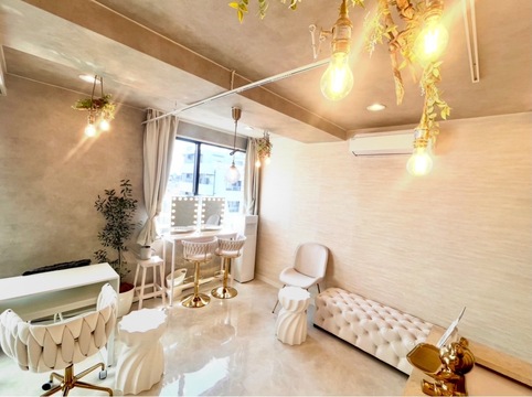 【麻布十番】≪1名のみの募集！≫≪月30万円保障あり≫≪集客の心配なし≫≪土日祝休みOK≫≪髪色・ネイル自由≫すでに一定の売上が担保されている環境で勤務が可能！自分のしたいメニューの導入などもOK！「La Peche（ラぺーシュ）」からアイリスト（まつげエクステ・まつげパーマ・アイブロウ）の求人☆☆