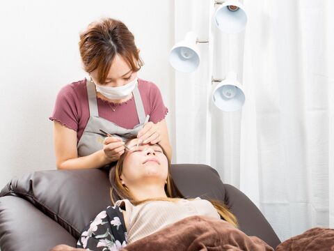 【香里園】毎週日曜定休、営業時間9:00〜17:30でママさんアイリストも働きやすい！！≪正社員は社会保険完備≫≪エプロン貸与≫私服勤務+髪色ネイル自由でお洒落に働ける「eyelash salon f （アイラッシュサロンフランク）」からアイリスト（まつげエクステ・まつげパーマ・アイブロウ）の求人☆☆