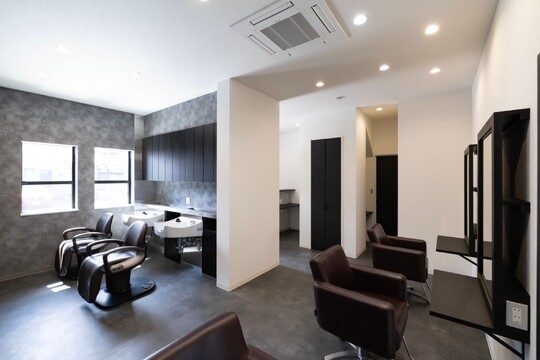 【久米田】◆平均月35万円◆技術売上46％還元◆マンツーマン接客◆カットカラー2時間枠◆客単価8000～9000円◆自由出勤◆顧客満足度も高く、集客抜群の人気ヘアサロン！集客に不安がある方、業務委託が初めての方でもOK！あなたの挑戦を応援します！「hair salon niini.（ヘアーサロンニィニ）」からスタイリスト（美容師）の求人☆★☆