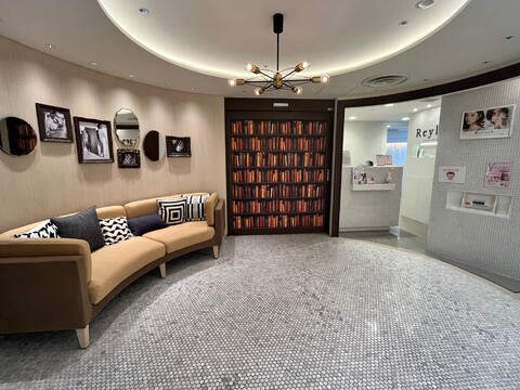 【横浜駅】≪社会保険完備≫≪月9日休み≫≪経験者優遇≫≪未経験者も可≫長年に渡る研究と実践によりブラッシュアップされた繊細で高度な技術が特徴！まつ毛エクステ・ラッシュリフト・アイブロウ！充実の待遇面！「Reylash 横浜モアーズ店（レイラッシュ ヨコハマモアーズテン）」からアイリスト（まつげエクステ・まつげパーマ・アイブロウ）の求人☆☆