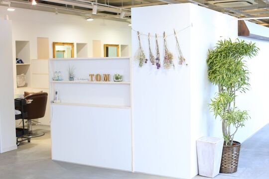 【樟葉】≪17時閉店≫≪完全週休2日制≫≪社会保険完備≫≪営業中レッスンOK≫≪最短1年半でスタイリストデビュー可能≫≪自転車貸出あり≫夢をもち、夢を与えられるような美容師を目指せるサロン「TOM HAIR DESIGN 楠葉店（トムへアーデザインクズハテン）」からアシスタント（美容師）の求人☆★☆