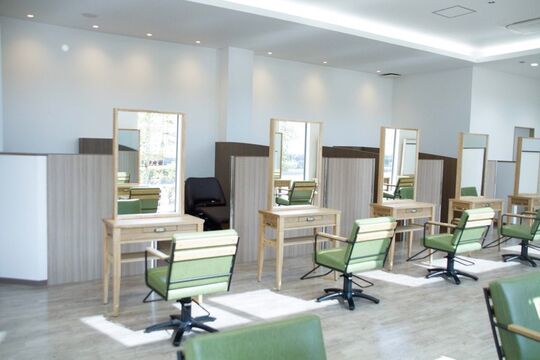 【上津荒木】≪月給17万円スタート・社会保険完備≫集客好調の為ビラ配りもなし。ガンガンレッスンする方なら2年目安でスタイリストデビューを目指せる地域密着型ヘアサロン「HAIR MAKE UN SOMMET（ヘアーメイクアンソメット）」からアシスタント（美容師）の求人☆★