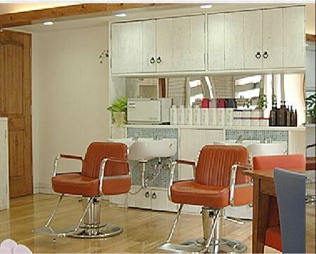 【赤坂】《月6〜8日休み&月給18万円》赤坂のヘアサロンからアシスタント（美容師）の求人★☆