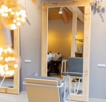 【南彦根駅】≪完全週休2日≫≪シャンプー、カラー、縮毛矯正まで出来る方の募集≫≪ママさん美容師も歓迎≫≪社会保険完備≫≪土日休み可能≫頑張り次第で最短2年でデビューができる！小規模のプライベートサロン◎地域密着型のサロンなので幅広いお客様に携われます！「ALBA from Aletta（アルバフロムアレッタ）」からアシスタント（美容師）の求人★☆