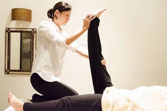 【八日市】≪未経験歓迎≫≪社会保険完備≫≪土日どちらか休み可能≫お客様の第二の癒しのホーム！未経験の方も安心の研修体制があります「リラクゼーションくらぶイヤシス 八日市アピア店（リラクゼーションクラブイヤシスヨオカイチアピアテン）」からセラピストの求人☆☆