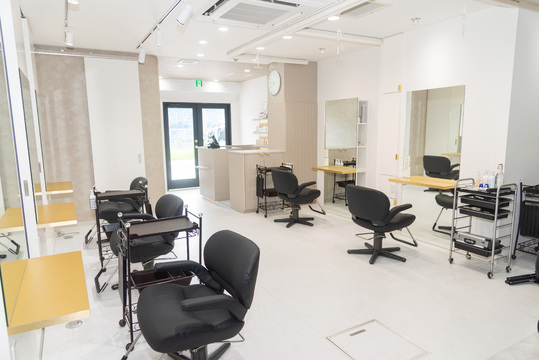 【幕張本郷】≪完全週休2日制≫≪18時半に営業終了≫ブランクを取り戻すための研修体制◎お子様の急な熱などによるお休みにも対応しやすいサロン環境です！地域密着で目の前のお客様に集中できる「Via（ビア）」からスタイリスト（美容師）の求人☆☆