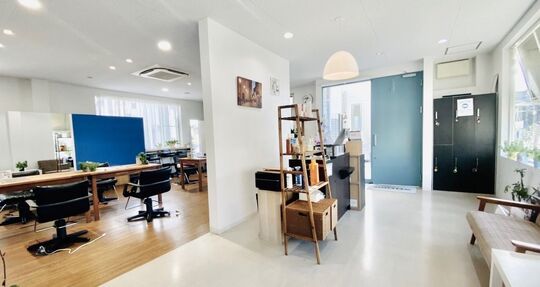 【明石駅】≪完全週休二日≫≪社会保険完備≫≪産休・パート復帰あり≫メリハリレッスンでプライベートも充実！学校が近く、幅広い層のお客様に関わっていけるサロン！オールマイティな美容師を目指すなら「Le vent bleu（ルヴァンブルー）」からアシスタント（美容師）の求人★☆