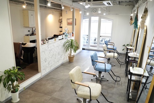 【四条烏丸】≪ブリーチやハイトーンがウリ≫≪客単価10000円以上≫≪大学生を中心に幅広い客層≫トレンドのハイトーンカラーが人気。媒体だけでなくSNSも活用して集客も好調！女性が働きやすい、ずっと活躍できる環境をつくっています！「marine hair（マリンヘアー）」からスタイリスト（美容師）の求人☆★☆