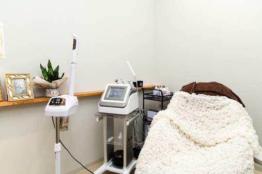 【丸亀駅】≪経験者優遇！≫≪技能に応じて月給相談OK≫≪月8,9日休み≫≪少人数制≫エステメニューも取り扱いあり！お客様ひとりひとりと丁寧に関われるパーマ・アイブロウ特化のサロン「Amor 丸亀店（アモールマルガメテン）」からアイリスト（まつげパーマ・アイブロウ）の求人☆☆