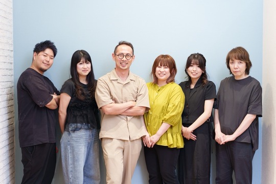 【下曽根】≪日曜定休あり・社会保険完備・完全週休二日制も選択OK・18:00退勤・残業ほぼなし・営業中のレッスンOK・最短6ヶ月でスタイリストデビュー可能≫チームワークを大切にし働きやすい環境づくりに取り組んでいます！オーガニックの薬剤にこだわりお客様満足度が高い技術を提供するヘアサロン「Hair Rire 曽根店（ヘアーリールソネテン）」からアシスタント（美容師）の求人☆★