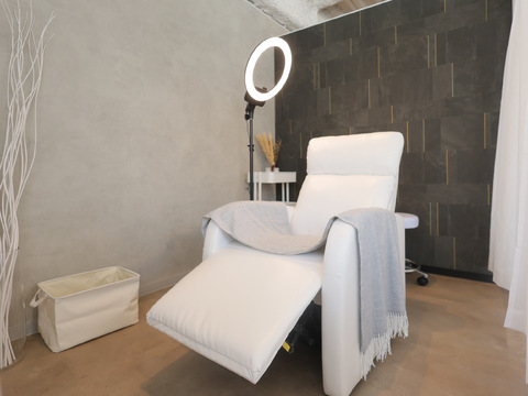 【川西能勢口】≪完全週休2日制≫≪実働8時間≫≪髪色ネイル自由≫≪交通費全額支給≫マンツーマン接客であなたのペースに合わせて入客できる！大人女性から人気のプライベートサロン。人間関係も良好で働きやすい環境です。「まつげと眉毛の専門店 aula（マツゲトマユゲノセンモンテン アウラ）」からアイリスト（まつげエクステ・まつげパーマ・アイブロウ）の求人☆☆