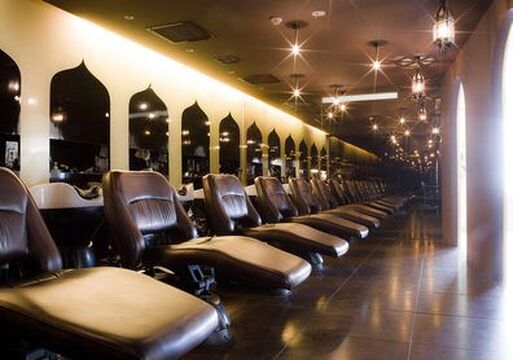 【栄】≪平均月給65万円≫≪48〜50万円の最低保証給あり≫≪月10日休みOK≫年間124日休みのためプライベート充実！月収100万円以上稼いでいるスタッフも在籍するサロン「Rue D’or栄（リュドールサカエ）」からスタイリスト（美容師）の求人★☆