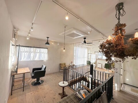 【くみの木】≪完全週休2日制≫≪有給休暇あり≫≪実働7,8時間／休憩1時間あり≫≪社会保険完備≫≪社会保険完備≫こだわりのインテリアに囲まれた雰囲気抜群のデザインヘアサロン！「riff design labo（リフデザインラボ）」からスタイリスト（美容師）の求人☆★☆