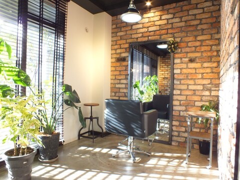 【武蔵浦和】≪19時に退勤可能・社会保険完備・産休育休実績あり≫理想に沿ったヘアカットとヘッドスパが人気！ゆったりとした時間が流れる、居心地の良いサロンです。仕事とプライベートの両立が可能な「MAGICA（マヒカ）」からスタイリスト（美容師）の求人☆★