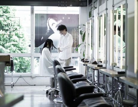 【元町中華街】≪有給休暇あり・2年以内でのデビュー可能・営業時間内レッスンあり・住宅手当あり・社会保険完備≫自社研修センターで営業中にしっかりとレッスン可能！マンツーマンでスタイリストさんにも見てもらえるので、着実に成長できることも魅力です♪die Schere Ort 元町店（ディシェーレオルトモトマチテン）からアシスタント（美容師）の求人☆★☆
