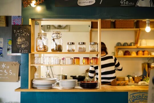 【高砂】≪土日出れない方もOK≫日曜出れなくてもOK！併設のカフェやコインランドリーが日々の負担を軽くして、子どもや自分、家庭のための時間を作ってくれます。女性を応援するヘアサロン「hull（ハル）」からスタイリスト（美容師）の求人☆☆