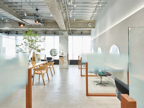 【立川駅】営業時間内で随時レッスン可能！圧倒的な新規数と豊富な薬剤が人気！自己ブランディングもできるトレンドサロンです！「City / louwe 立川（シティーバイローウェタチカワ）」からアシスタント（美容師）の求人☆★